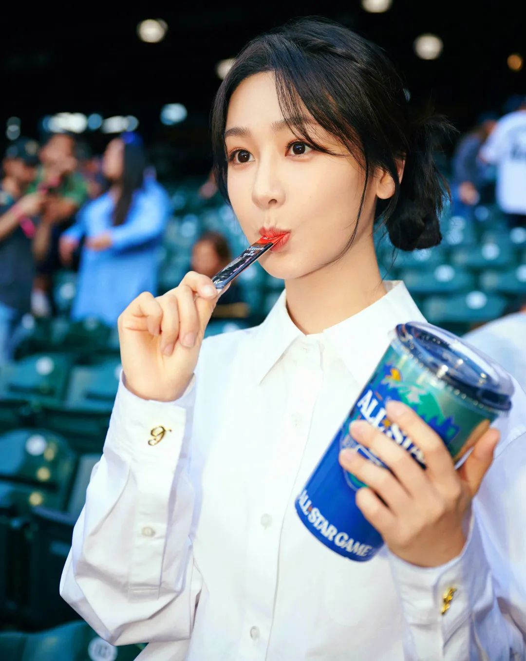 杨紫亮相mlb选秀体验现场,清纯可爱的少女感,越来越吸睛了