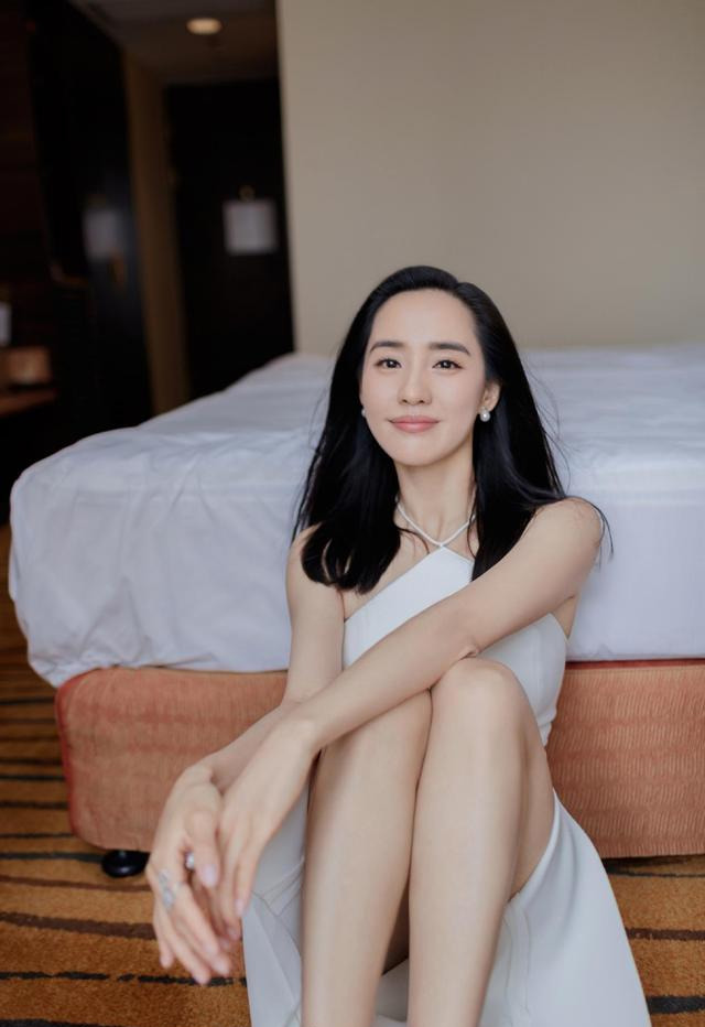 37岁的"秋雅"王智,颜值甜美身材火辣,优雅性感太有女人味了