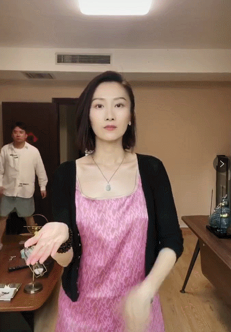 "慕容云朵"结婚11年,首晒圈外老公秀恩爱,俩人夫妻相十足