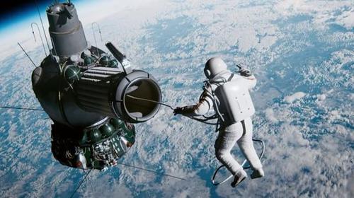 为何说宇航员在太空行走时,一旦绳索断掉就会永远回不到地球?