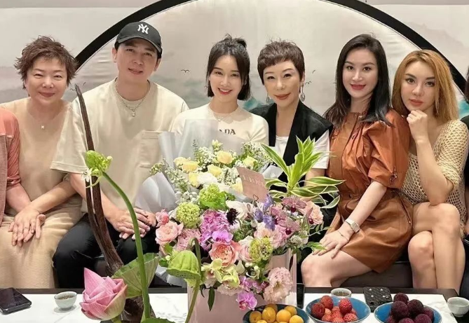 左小青晒生日照,穿针织衫减龄如少女,科技脸太明显完全认不出了