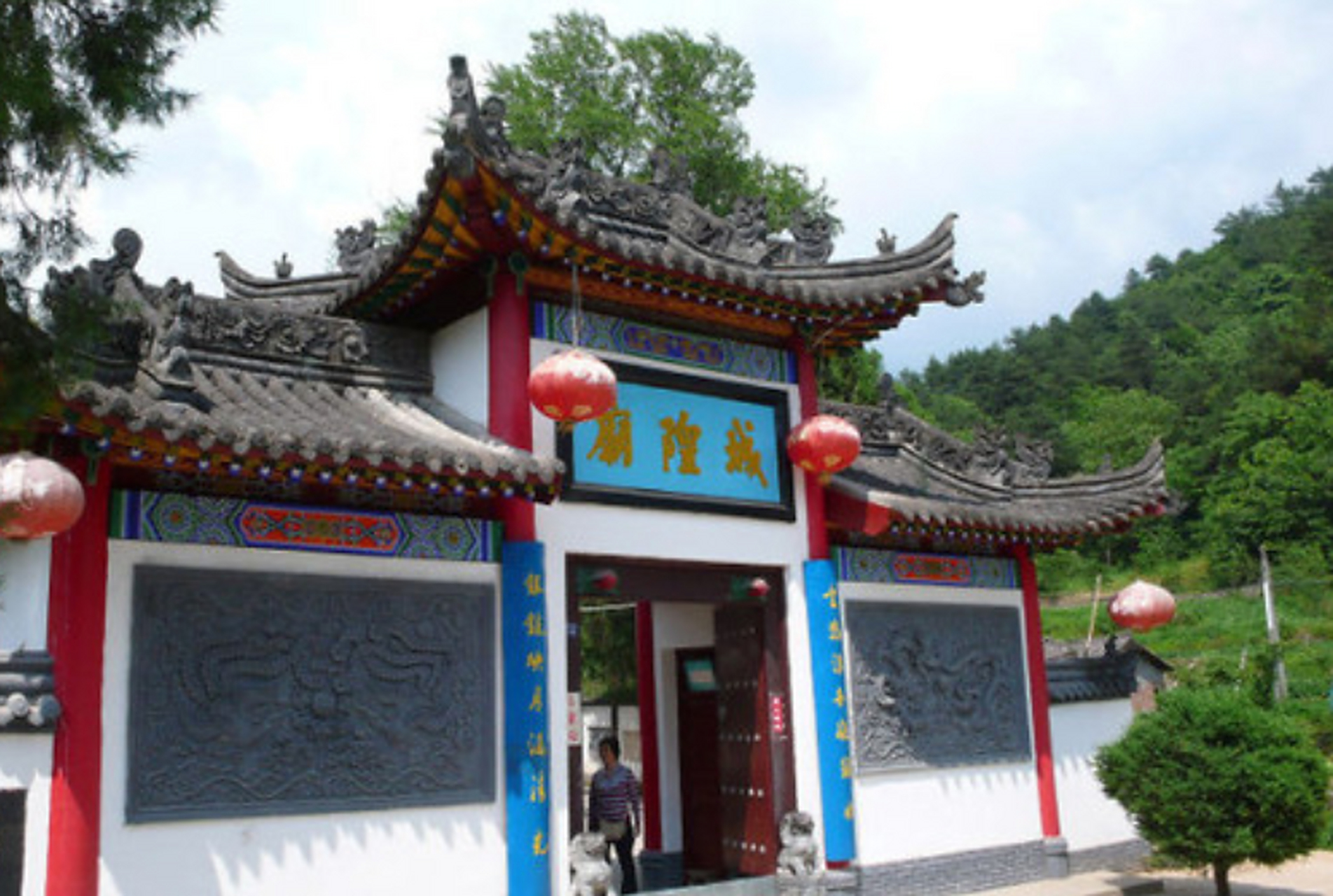 陕西省宁陕县城关镇,有一座百年历史的城隍庙,位于长安河中的一座船型