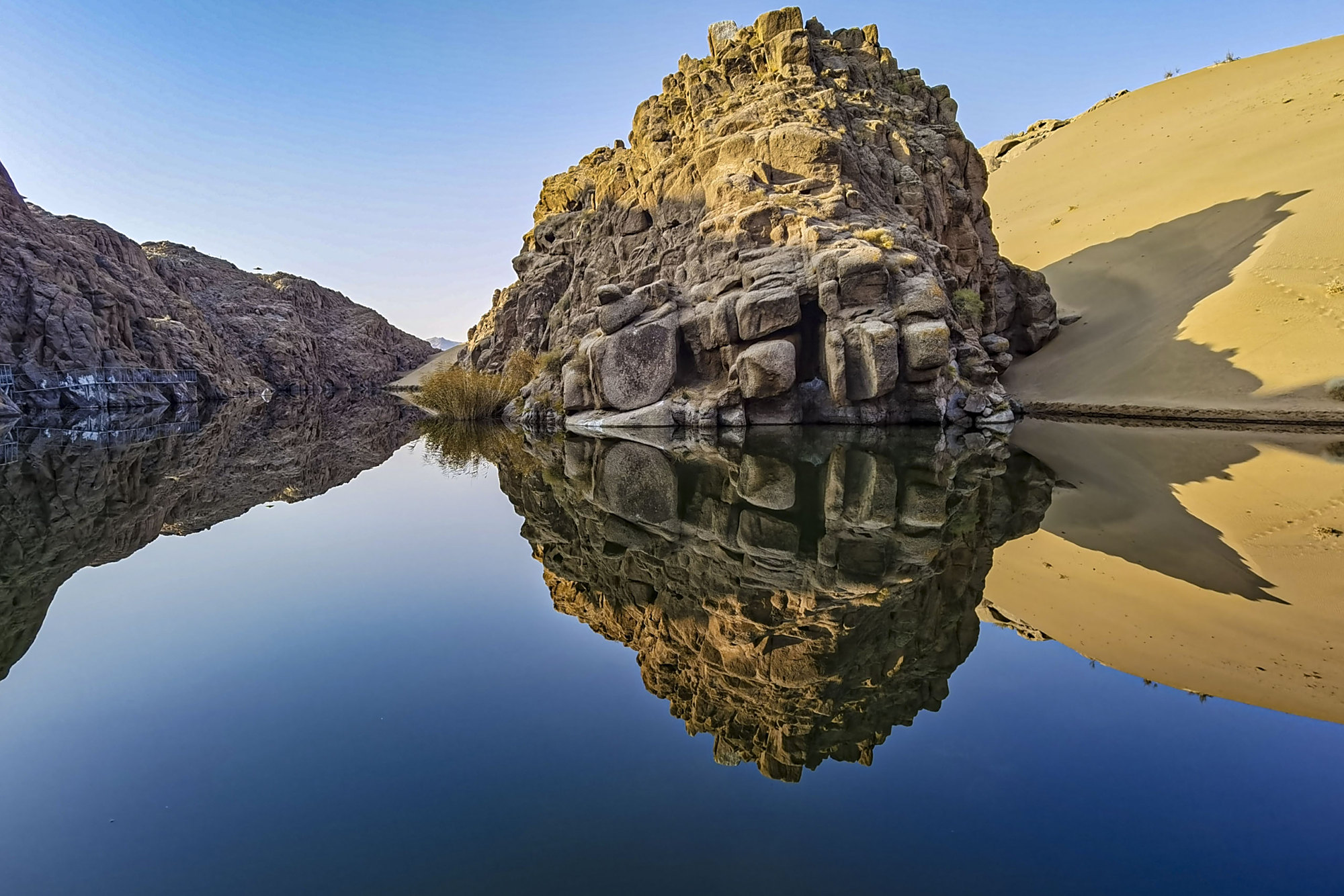 为什么在沿海地区和内陆地区,都会形成蜂窝状的"盐风化地貌"?