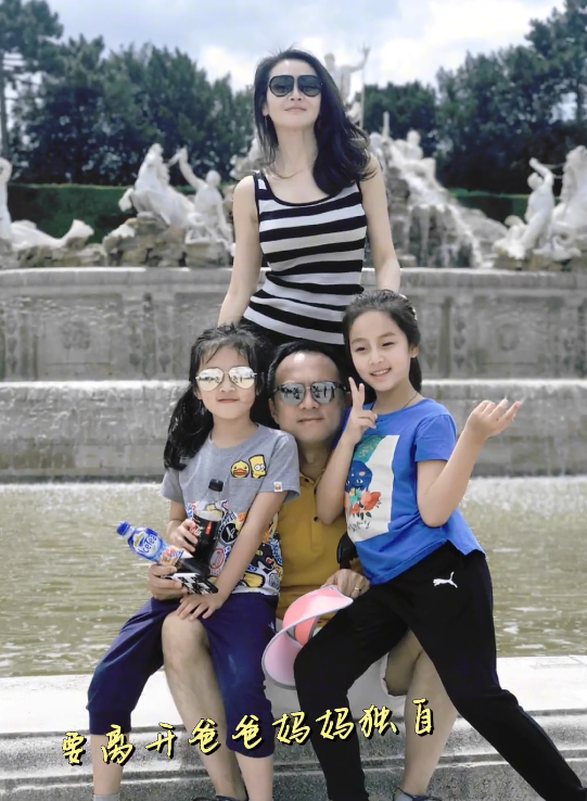 于明加否认离婚,晒全家福秀幸福,俩女儿像妈妈都有酒窝好漂亮