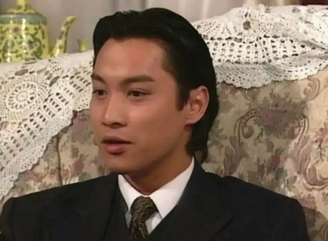 谭耀文16岁大仔赴英交流近照似英式绅士!愈大愈靓仔劲似老窦!