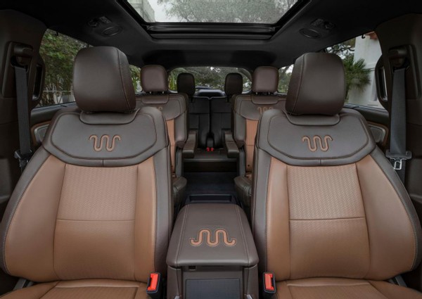 全新福特探险者来袭,霸气硬朗的造型设计,最大马力可达365匹