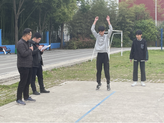 怀远县藕塘初级中学九年级开展体育训练测试活动