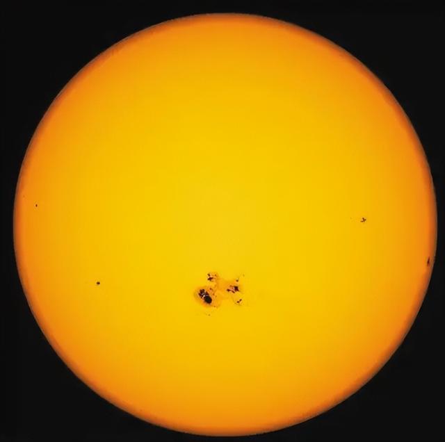 "活跃"的太阳:两周内迎来14次太阳黑子爆发,6次耀斑爆发