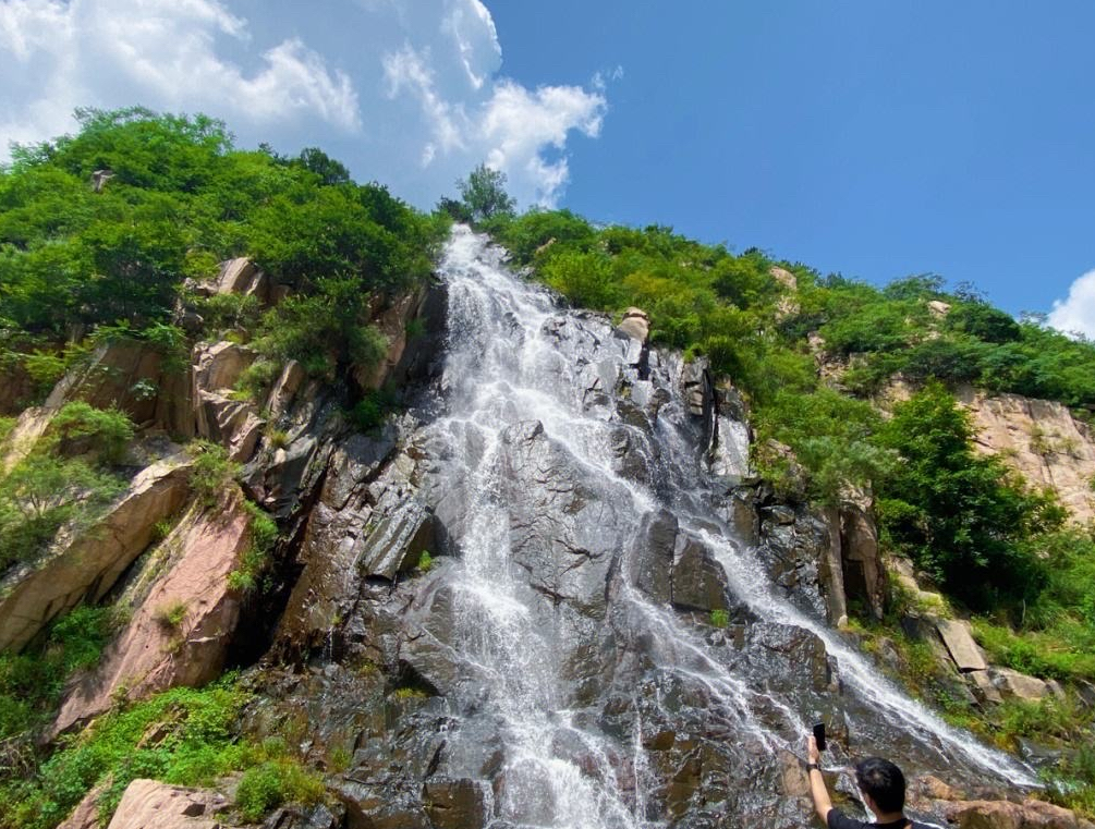 济南南部山区的绝美瀑布,被誉为"小黄果树",免费游玩