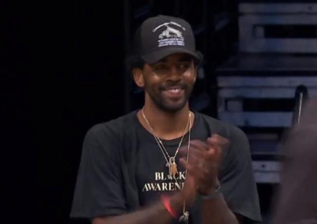 杜兰特摊手表达不满!字母哥罚篮超时,哈登向裁判抗议