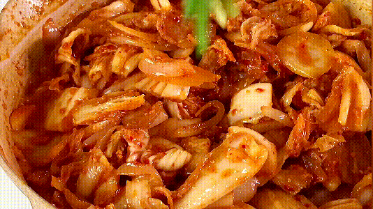 step9   开胃下饭的辣白菜炒三层肉,味道太赞,在家做起来.