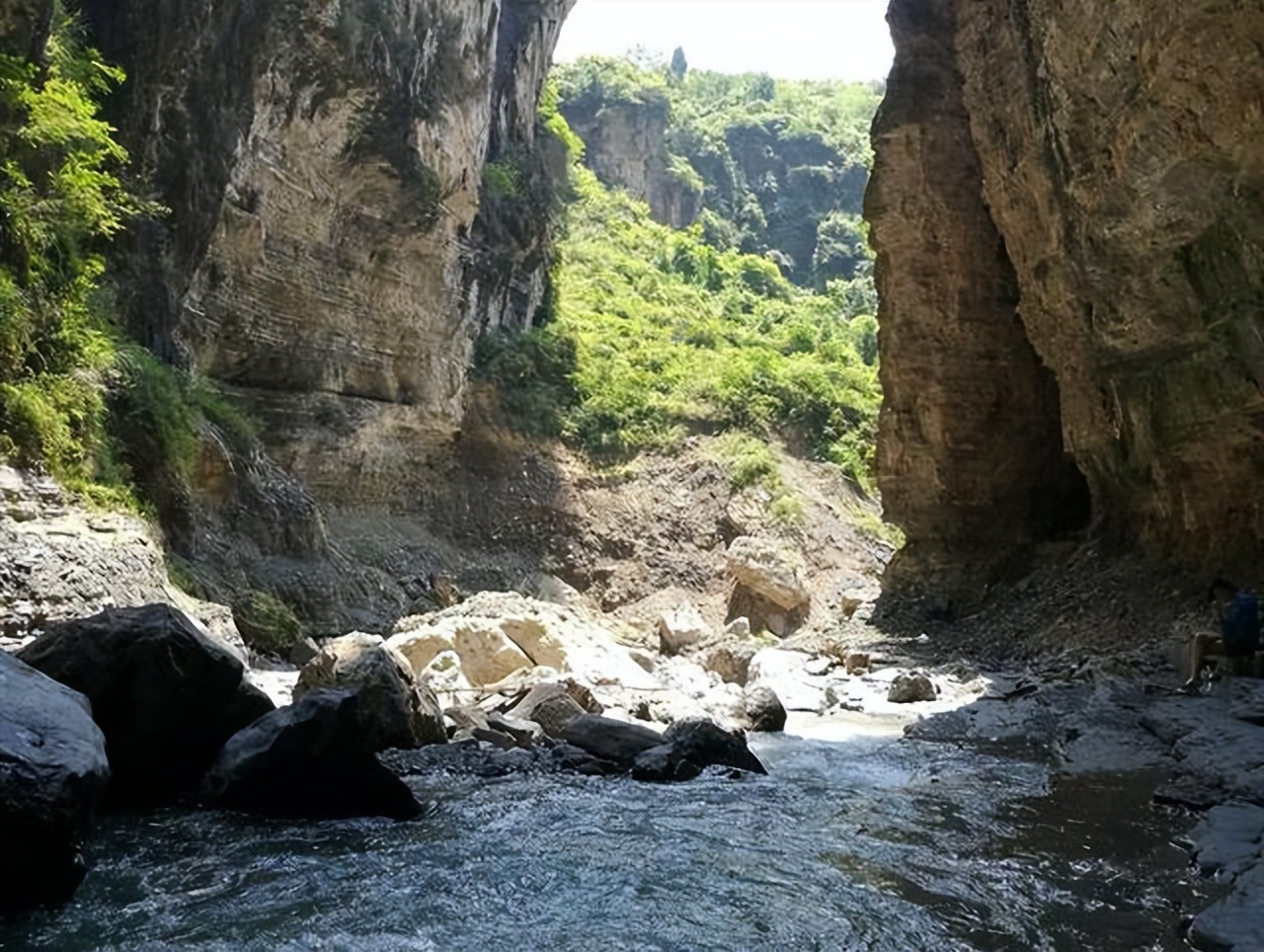 重庆有个天然浴场,被誉为"九溪十八洞,宋农有其一",风景秀丽