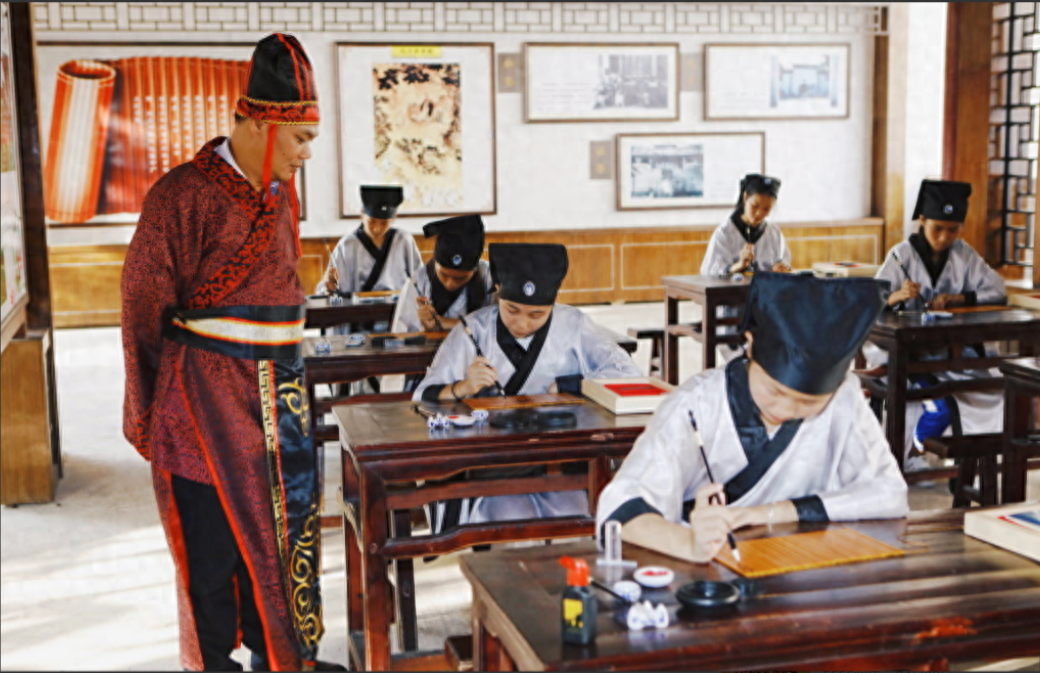 与李彦晖不同,这次高中状元的张书鹏相貌平平,身材瘦弱,不乏典型书生