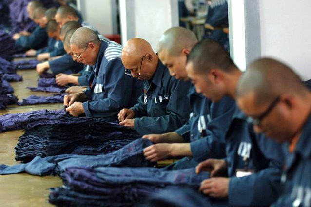 2002年人贩子越狱藏大山洞穴17年靠喝山沟水生存被抓时如野人