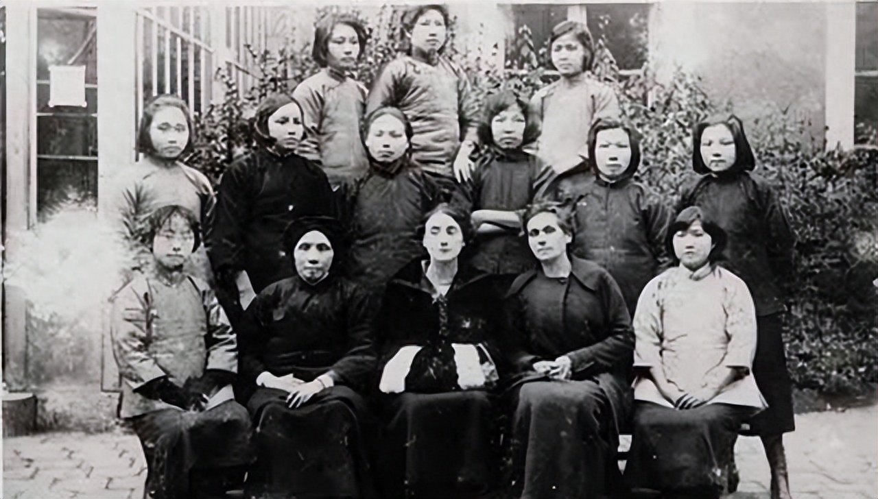 的桂林堂,她这次是专程拜访一位当地出名的巾帼英雄,这个人就是葛兰英