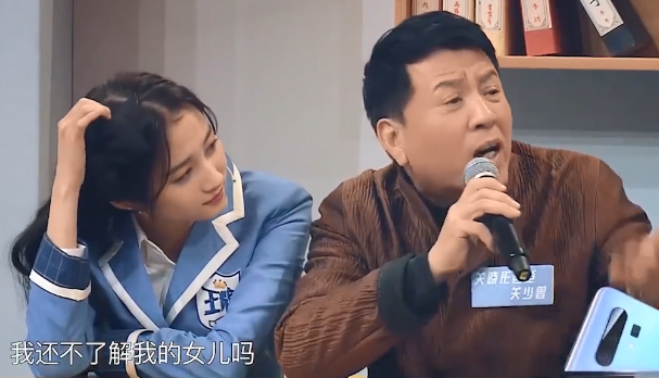 郑爽关晓彤爸爸对比,三观高下立见!关晓彤爸爸:我跟你不一样