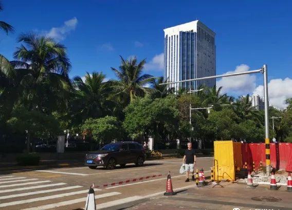 近日经过 海口美祥横路的行人会发现 和风江岸小区的南门口正在修建