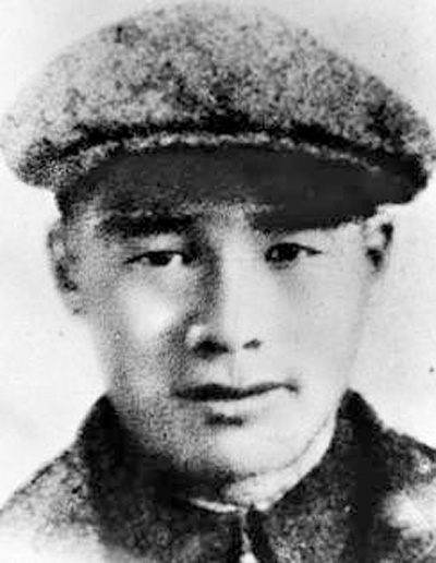 中国最后一个库车王,活到2014年,5旬王妃健在,靠与人合影为生