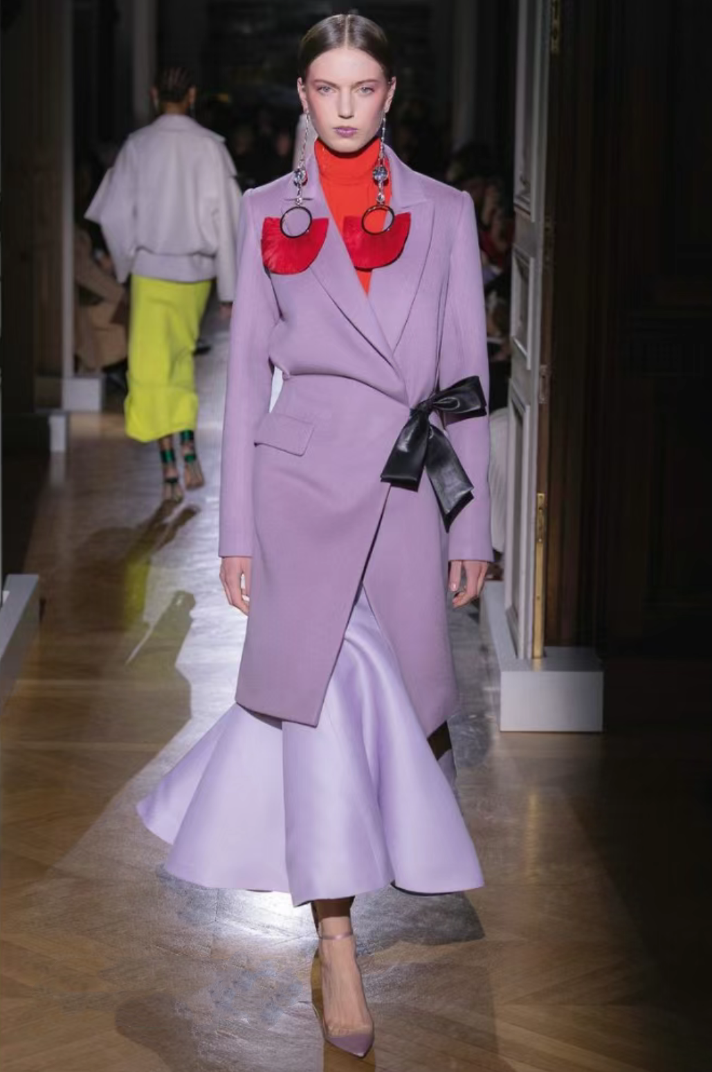 这个冬季流行紫色系,5种搭配技巧,30岁女人也能穿出时髦感