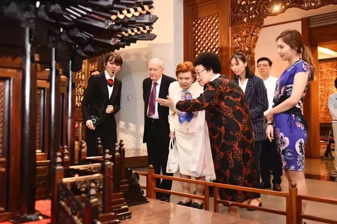 "豪门赘婿"迟重瑞,唐僧变富婆老公,在陈丽华身边真的卑微吗?