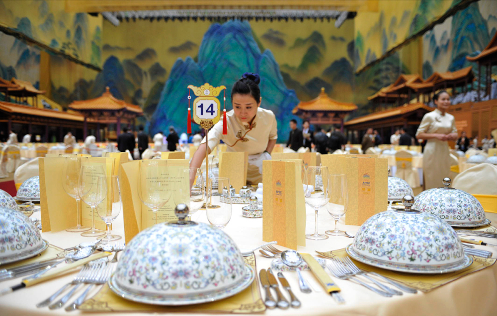 朝鲜考察团出访中国,看到酒店提供的晚餐不解:这也太浪费了