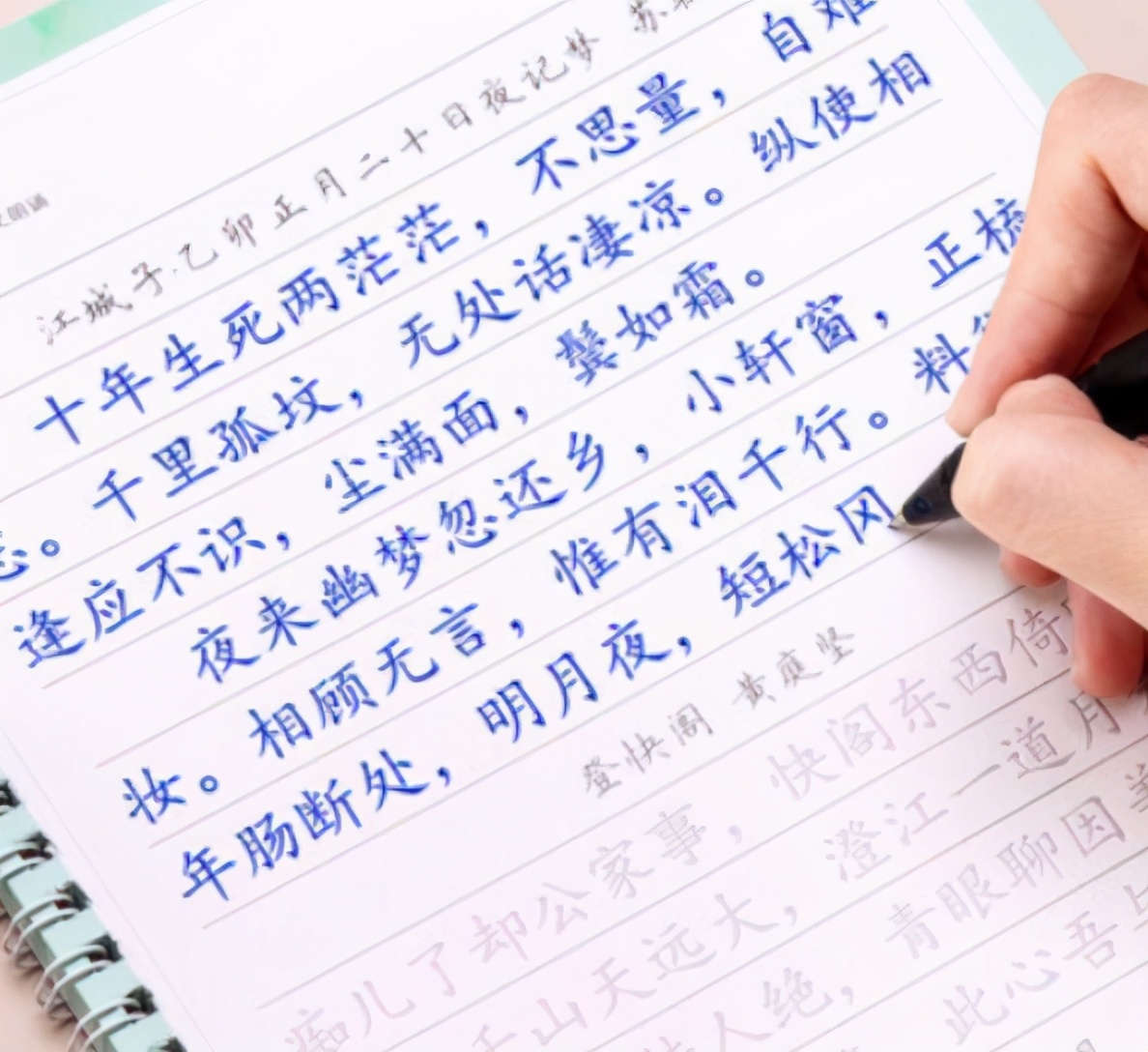 大学生"藤蔓字体"走红,谜一样的字迹犹如天书,阅卷老师全靠猜