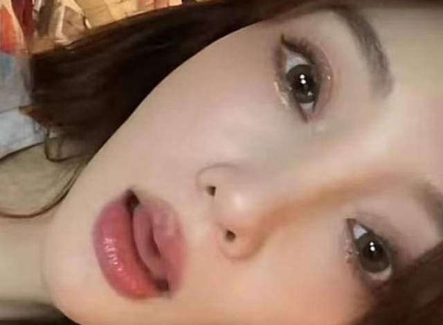 李小璐高调晒近照,嘟嘴吃糖摆可爱表情,看来早已摆脱离婚阴影