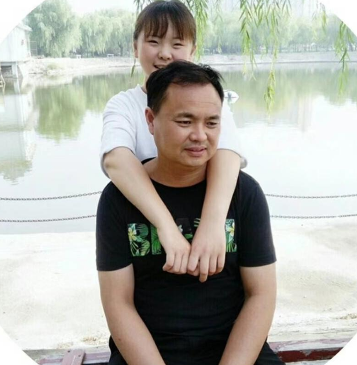 2018年,河南少女烧成"火人",父亲18次割皮救女:多疼爸都陪你