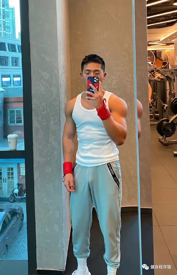 「60图」黑皮健身帅哥,灰裤子都藏不住大实力,腿太粗了,附出处