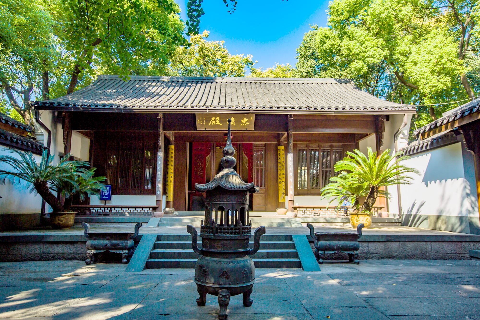 杭州西湖旁有一座伍公山,秋色秀美,山上的寺庙流传着传奇的故事