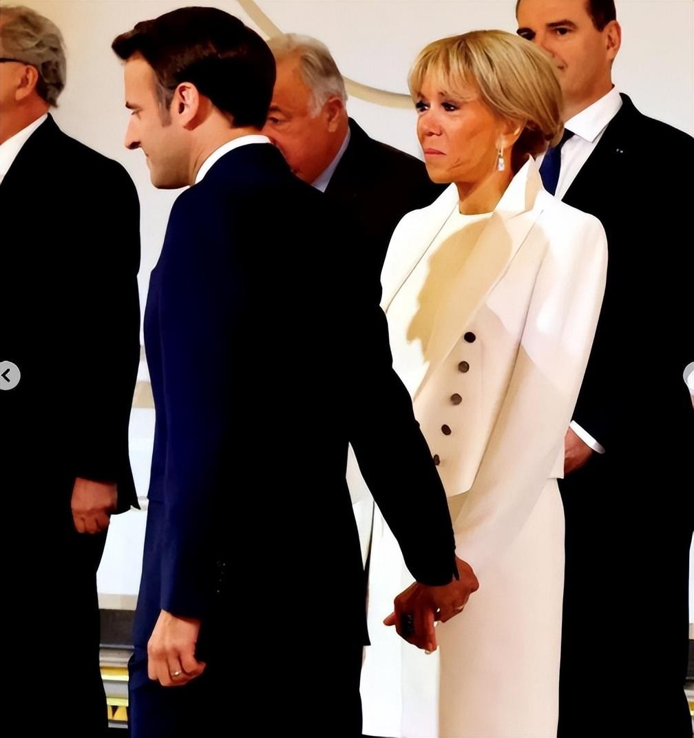 2017年,马克龙参加布丽吉特女儿婚礼,紧挨新娘,把64岁妻子挤走