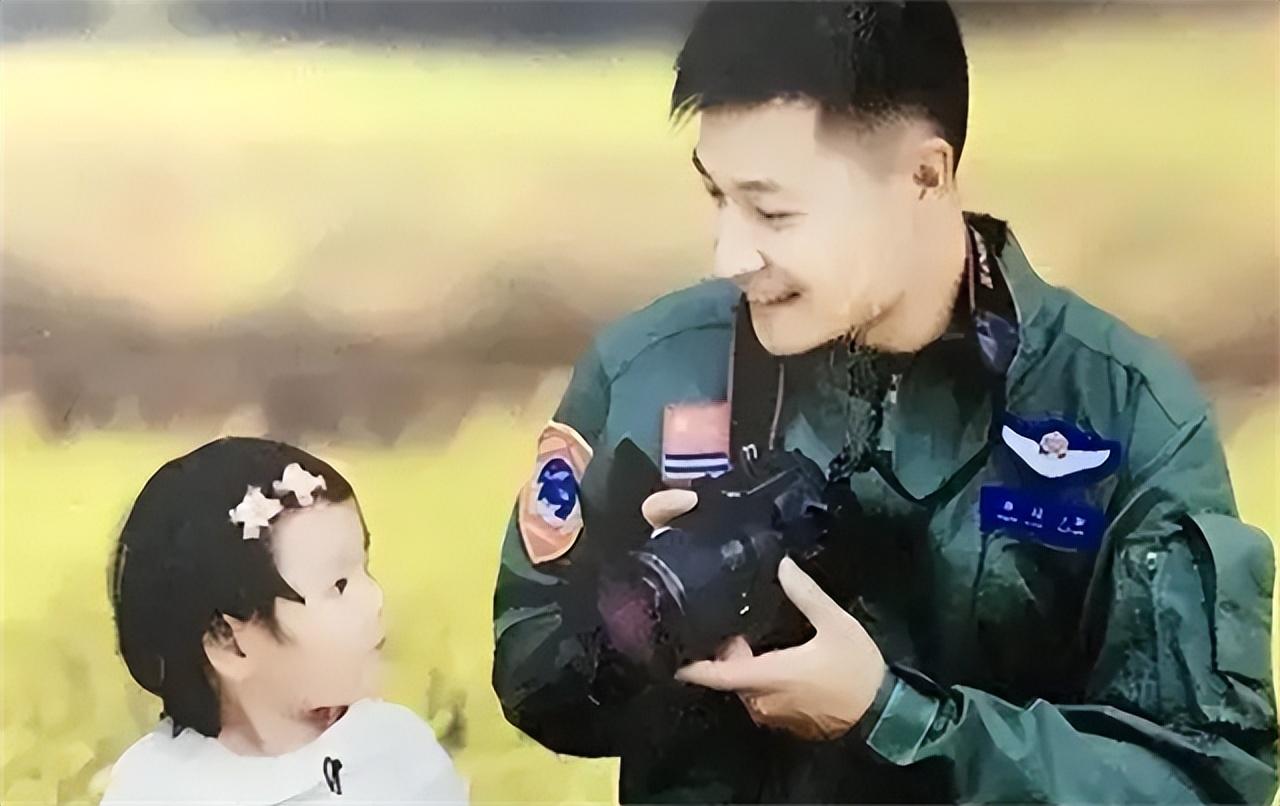 16年航母飞行员张超牺牲,女儿仅2岁,空姐妻子继承夫志应征入伍