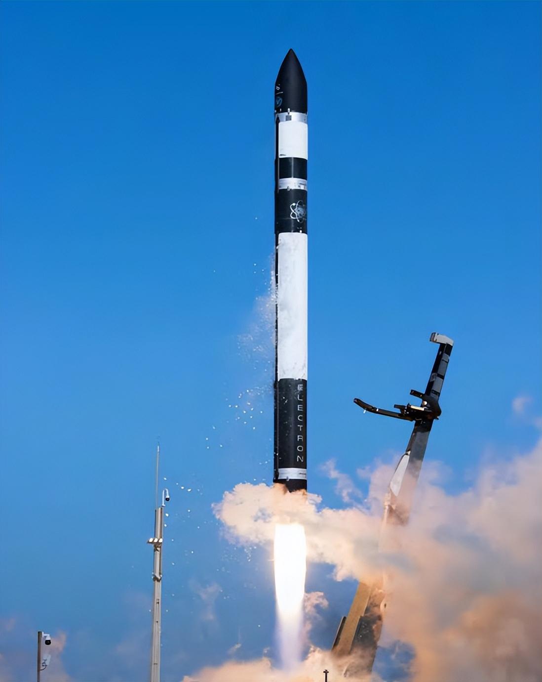 电子号火箭第39次入轨发射专车运送先进雷达遥感卫星