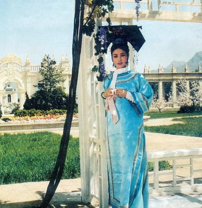 陈烨:35岁息影,嫁美国丈夫生两子,如今一家四口其乐融融