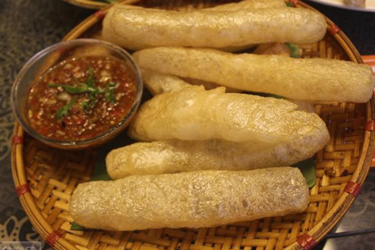 制作时先将牛皮煮熟,把毛刮净,用刀划成半尺长,2寸宽的若干块,洗净