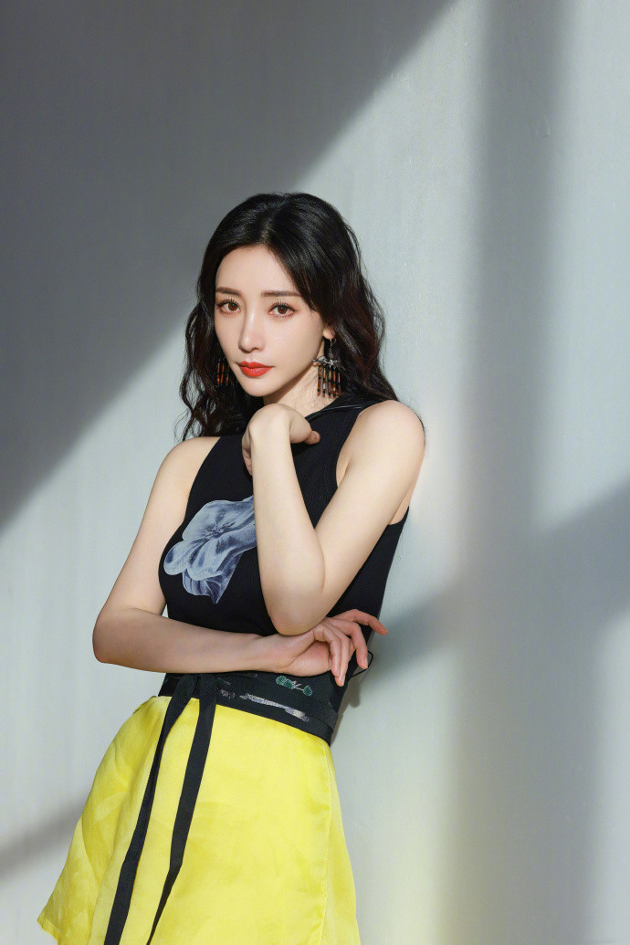 柳岩《少年行》新造型,不愧为时尚领军者的减龄穿搭