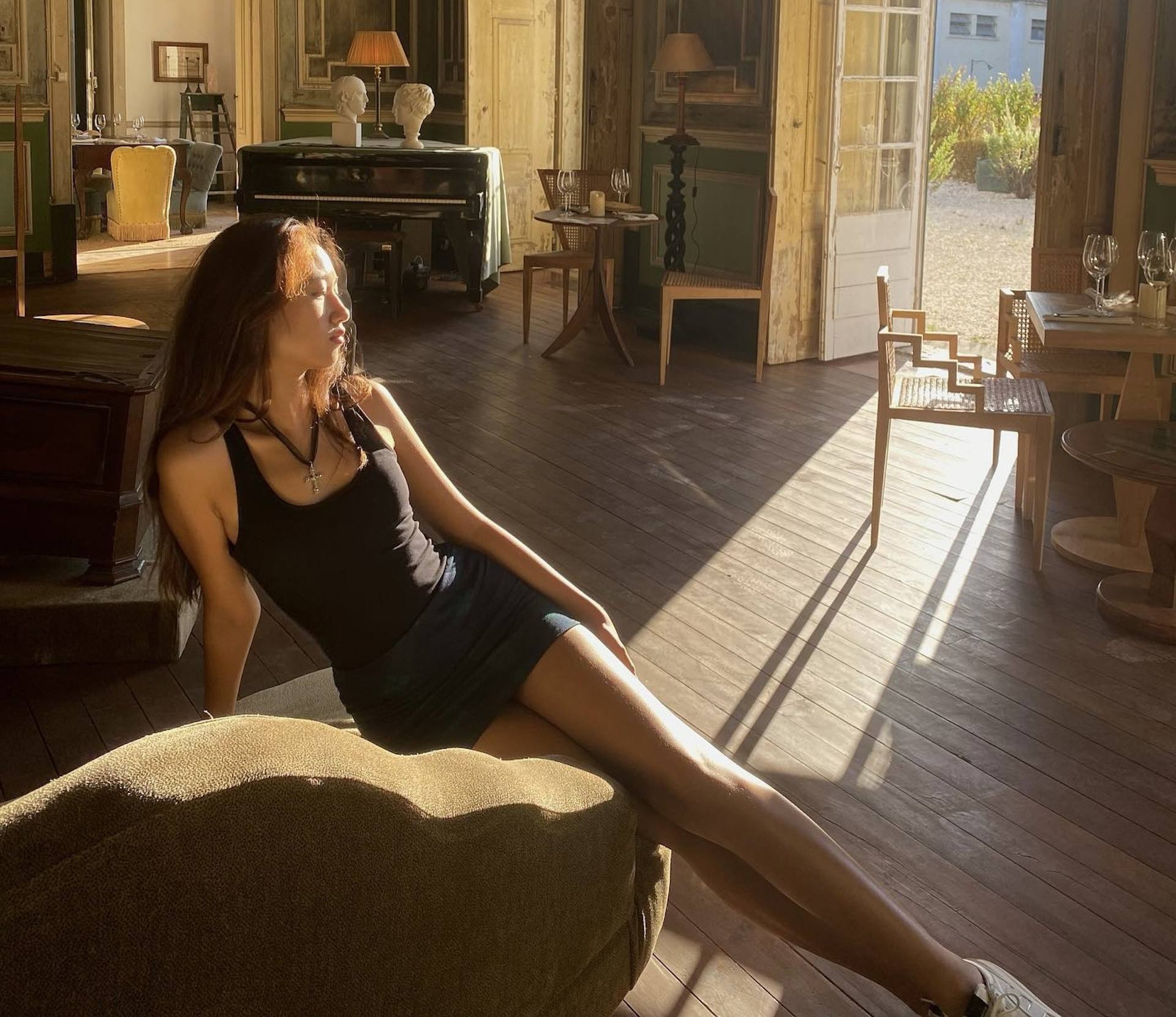 任达华18岁女儿任晴佳宣布出道!身高达1.8米,一双大长腿抢镜