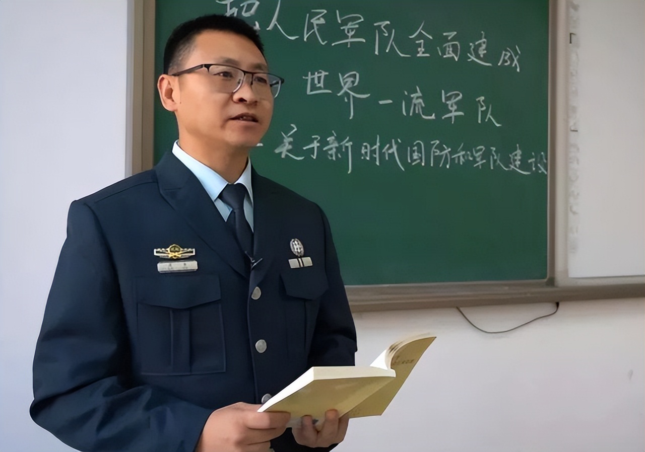 军队文职面向社会招聘,有编制年薪18万左右,专科也有机会报名