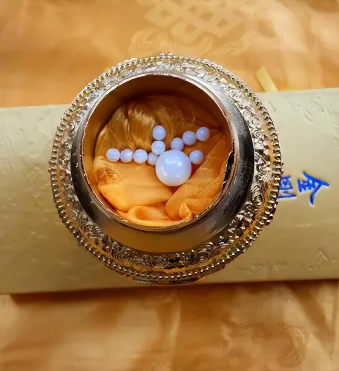 我们应珍惜舍利子所传递的精神价值,同时也要保持理性和科学的态度,不