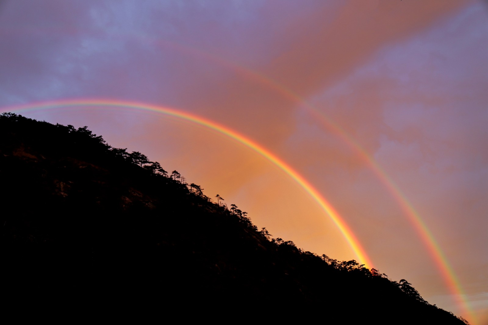 东边日出西边雨,黄山风景区上空出现双彩虹!