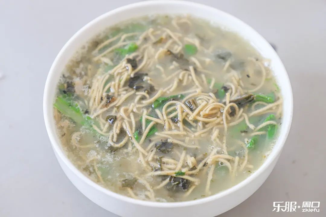 因为馆子的 门头就是"绿豆面条杂面角",简单直接到让吃货根本不用猜