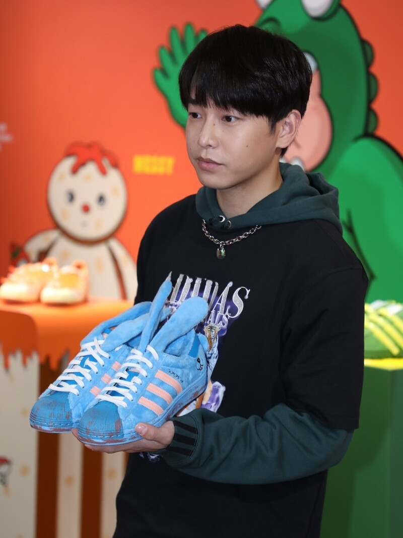 彭昱畅出席活动,双手背手站姿老干部风,穿卫衣帅气十足