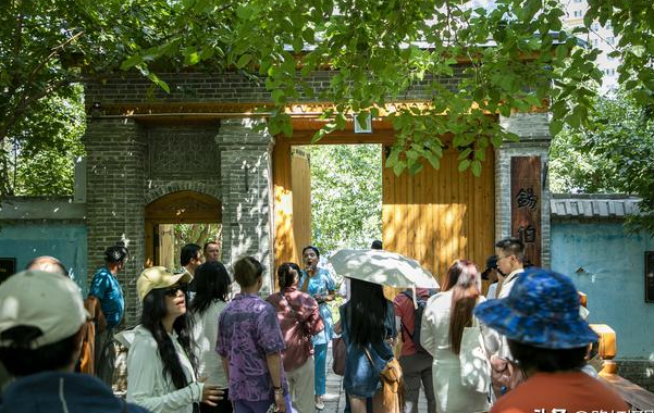 新疆旅行,别错过伊犁七星街,悠闲舒适风情无限,吃的玩的全囊括