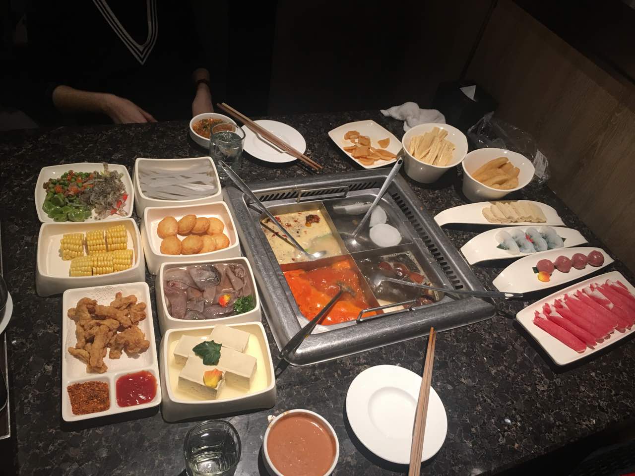 去海底捞消费,网友晒出账单,吐槽:我来吃饭,不是来享受服务的