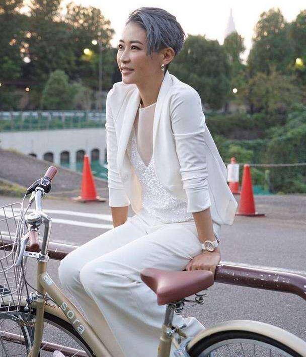 "彩虹桥"的破洞牛仔裤,搭配白色短袖,梁静彻底改变自己风格!