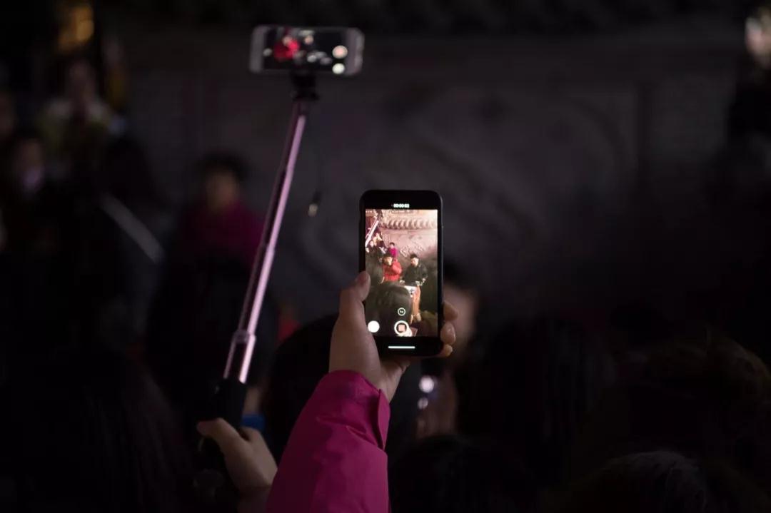 如何在抖音拍摄时实现镜头放大效果？