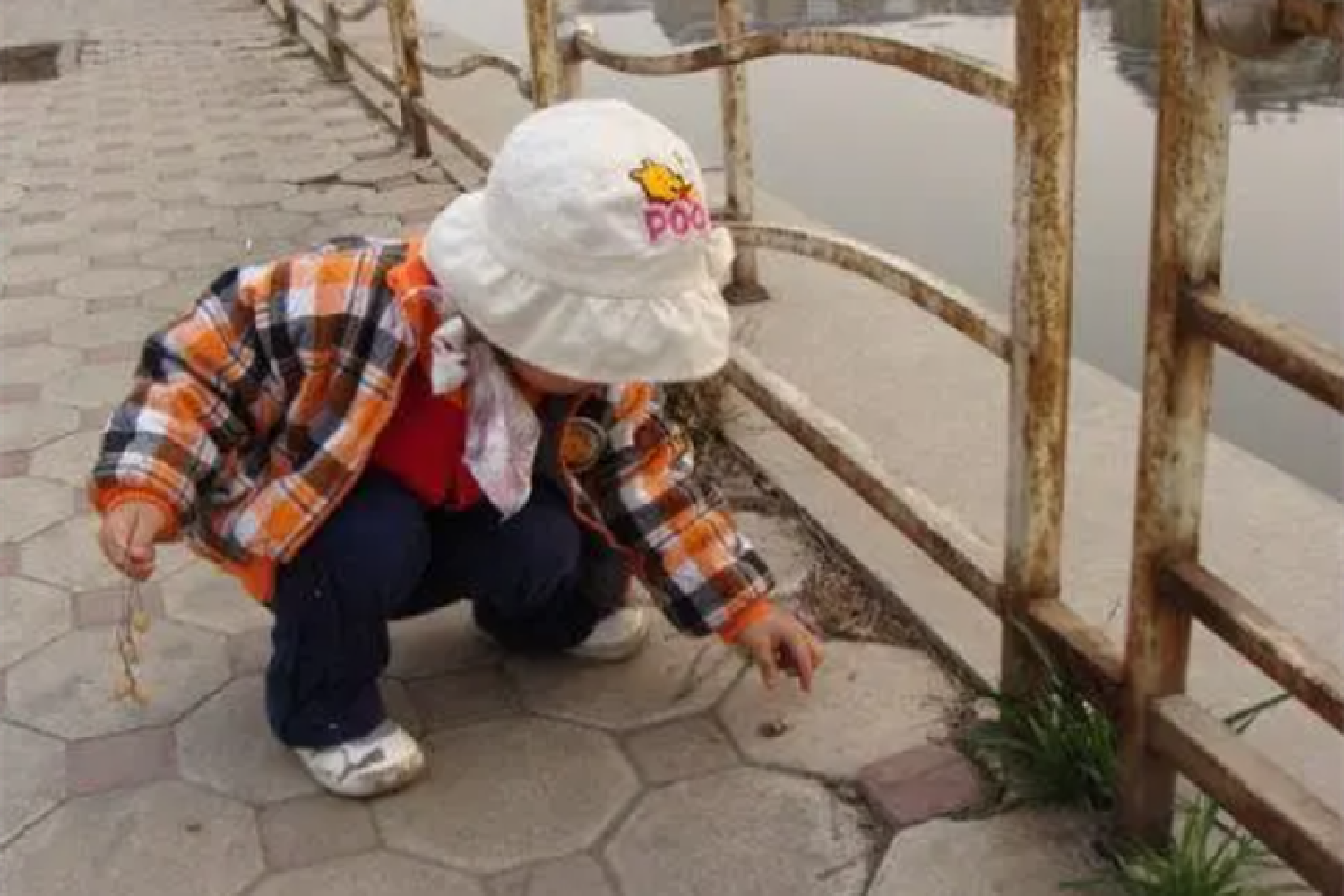 孩子为啥总捡地上乱七八糟的东西?你若呵斥制止,就做错了