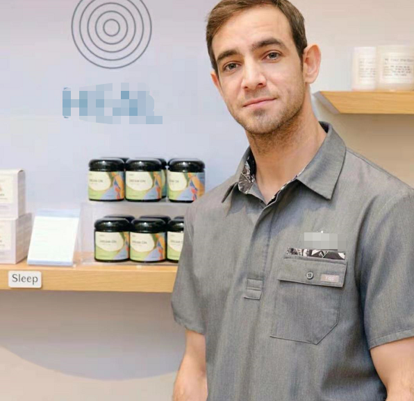 班杰明扮演者成功求婚男友,曾出演过《新还珠》,后被爆转行下海