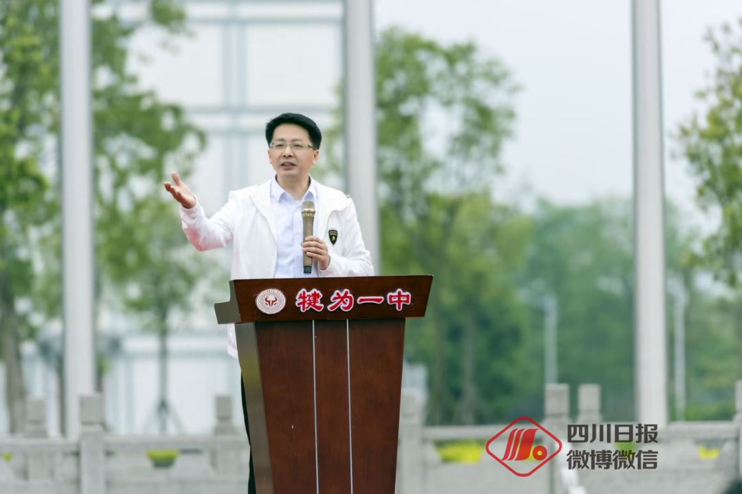 火遍全国!教育局局长现场为高三学生跳霹雳舞解压,本人最新回应!