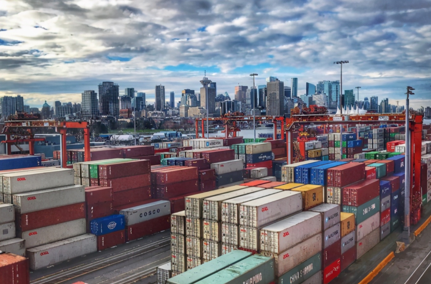 中美航运费暴涨500%!美港口被集装箱堵塞,中国却"一箱难求"